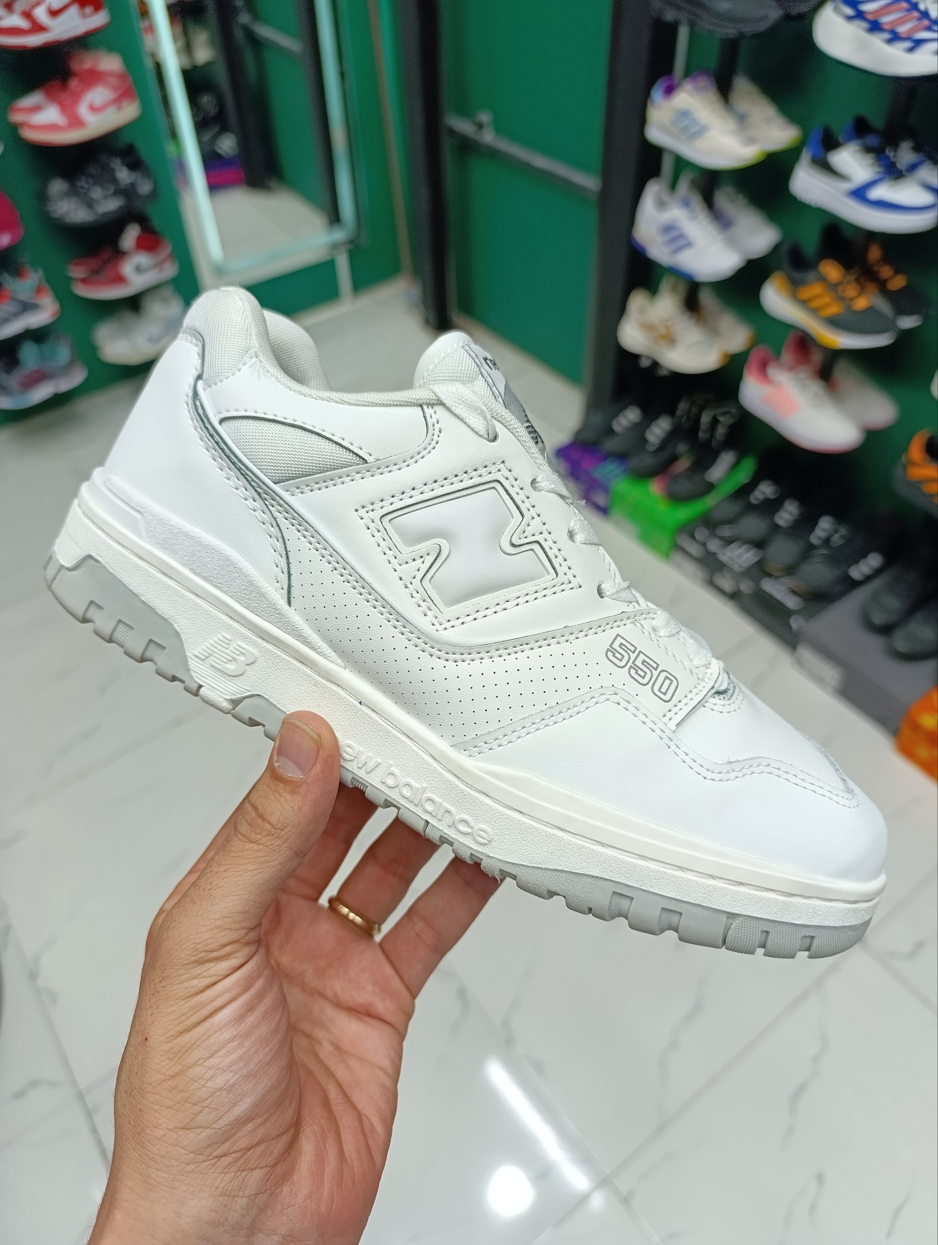 کتونی نیوبالانس 550